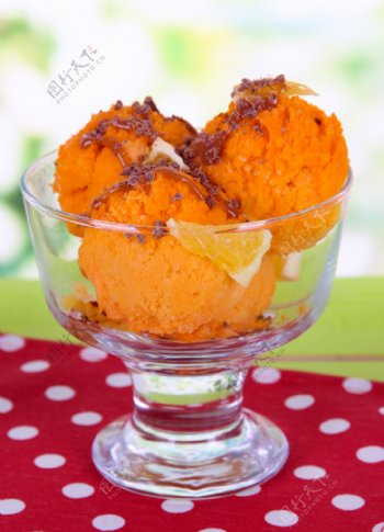 玻璃杯里的橙色冰激凌球图片