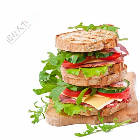 菜板上的蔬菜三明治图片