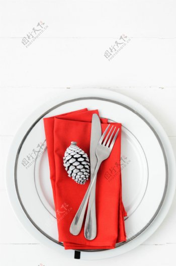 盘子里的餐具图片
