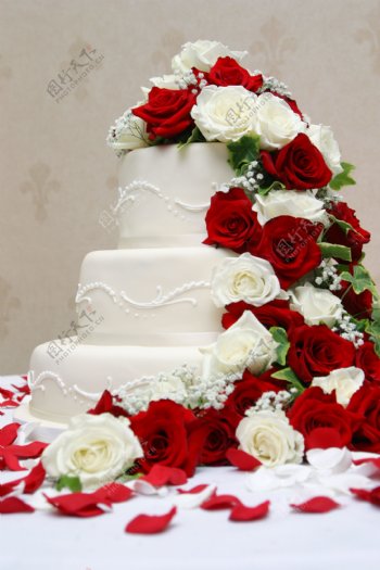 婚礼蛋糕与玫瑰花图片