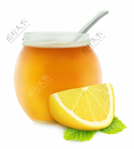 柠檬与杯子内的果汁图片