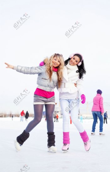 雪地溜冰美女摄影图片