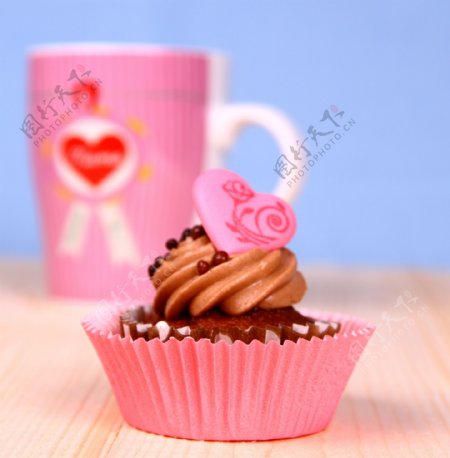 粉色巧克力蛋糕图片