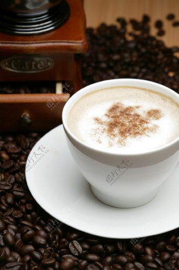 咖啡豆上的一杯咖啡图片