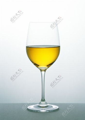 玻璃酒杯与洋酒图片