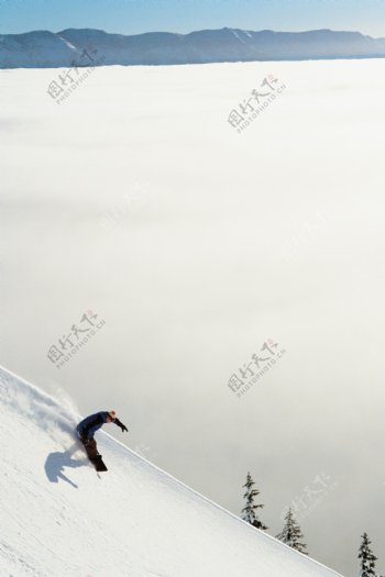 高山下滑的滑雪运动员高清图片