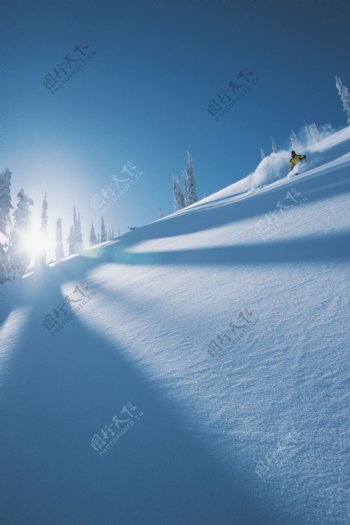 美丽雪景与滑雪运动员高清图片