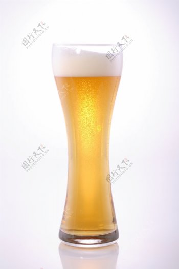 装满啤酒的杯子图片
