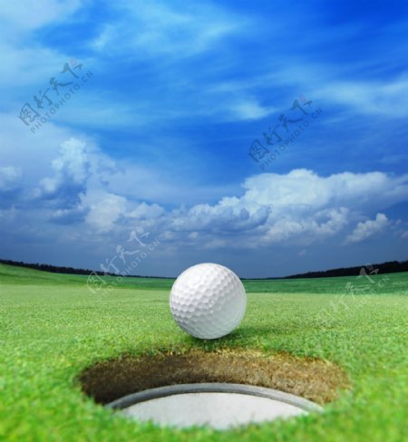 草地上高尔夫球和高尔球洞