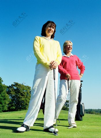 站在高尔夫球场上的女性图片