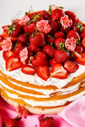 草莓蛋糕美食图片