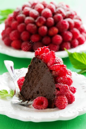 树莓巧克力蛋糕图片