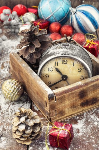 圣诞球与闹钟时间图片