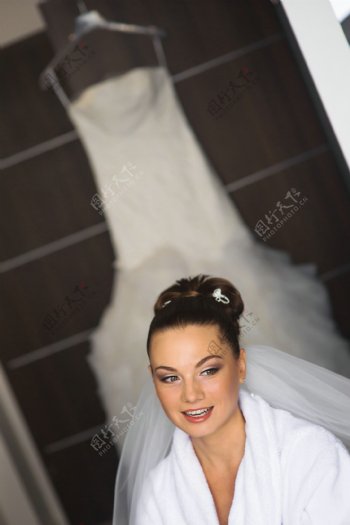 微笑的新娘美女图片