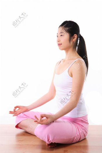 打坐练瑜珈调养的美女图片