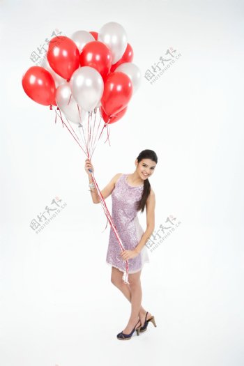 拿着气球的外国性感美女图片