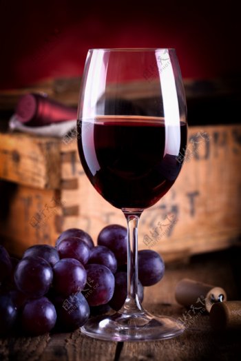 高脚杯里红葡萄酒图片