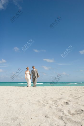 沙滩上的夫妻图片