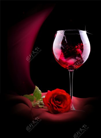 浪漫红玫瑰花与高脚杯图片