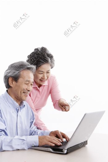 微笑打电脑老夫妻图片