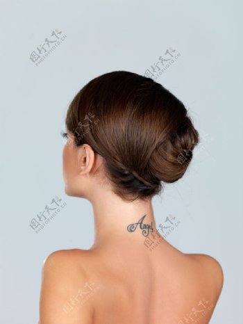 颈部纹身的女人图片