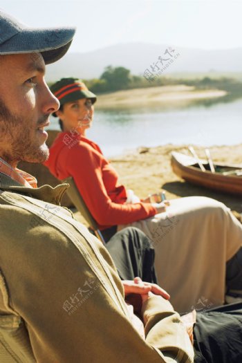 坐在湖边休闲的夫妻图片