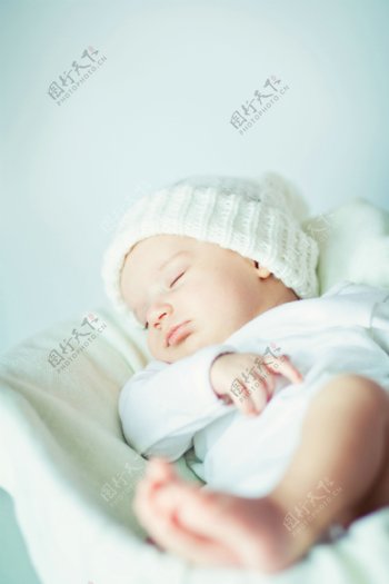 带着针织帽睡觉的婴儿图片