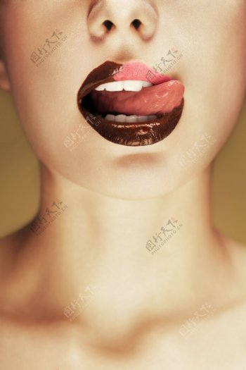 嘴唇上粘满巧克力的美女图片