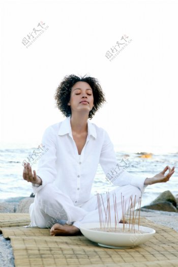 打坐练瑜珈的黑人美女图片