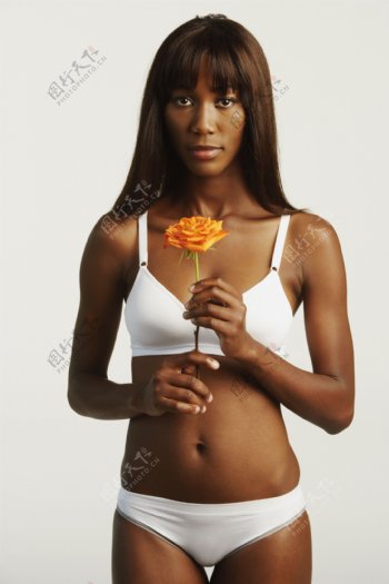 手拿玫瑰的黑人女性图片