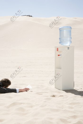 沙漠中渴望喝水的男人图片