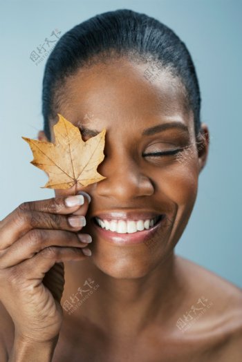 手拿树叶的黑人女性图片