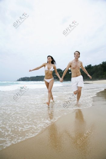 沙滩上奔跑的夫妻图片