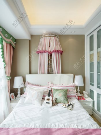 粉色卧室大床设计图