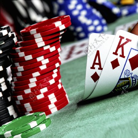 赌桌上的扑克和筹码图片