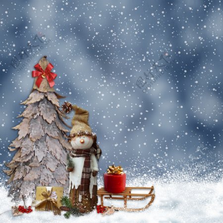 圣诞树前的雪橇和雪人图片
