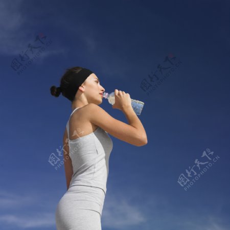 喝水的性感美女图片