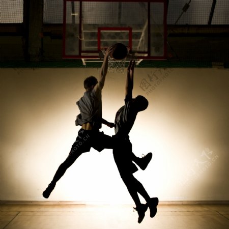 打篮球的运动员图片