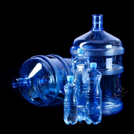 蓝色塑料矿泉水瓶