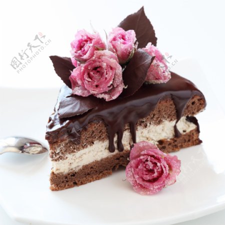 巧克力蛋糕与鲜花图片