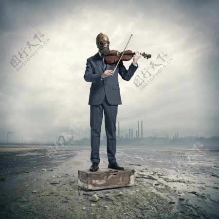 戴着面具拉小提琴的外国男人图片