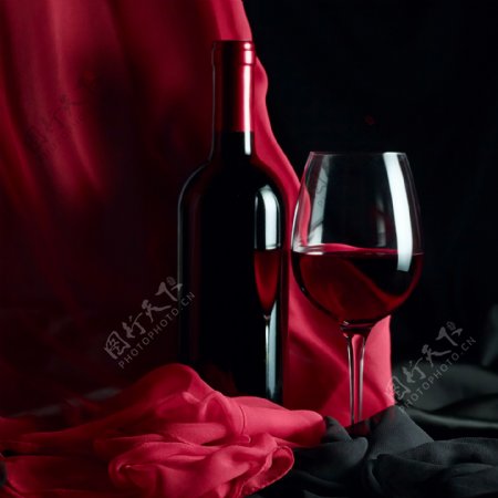 红色布背景与红酒图片