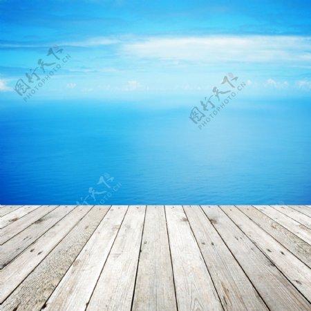 木板与海面风景