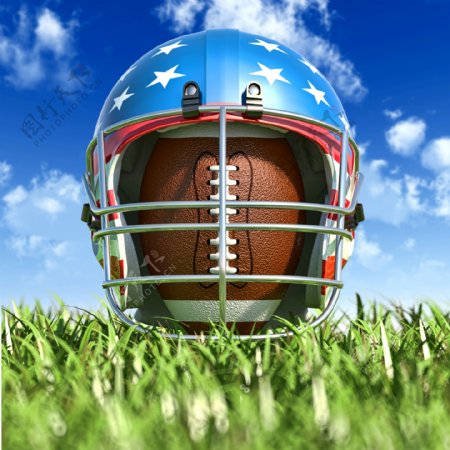 草地上的头盔与橄榄球图片