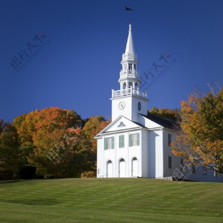 草地上的教堂