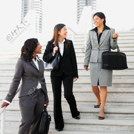 开心交谈的三个商务女人图片