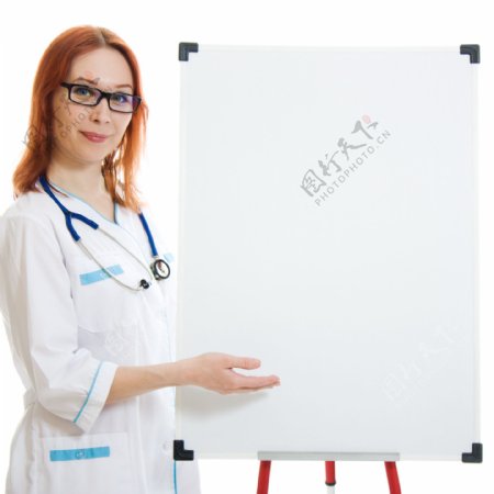 女医生与空白广告牌图片