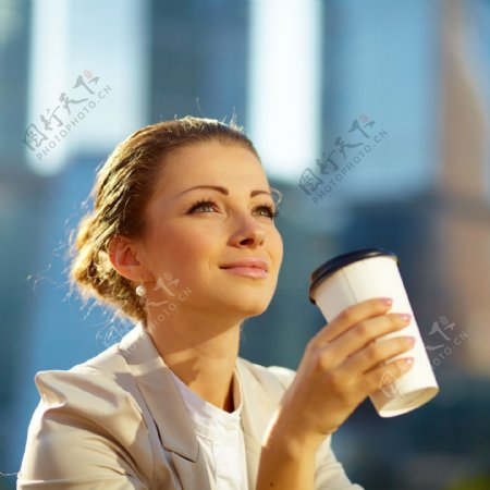 喝咖啡的商务美女图片