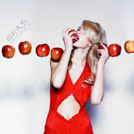 红衣美女和苹果图片