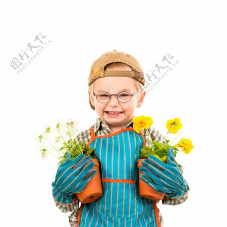 抱着花盆的孩子图片